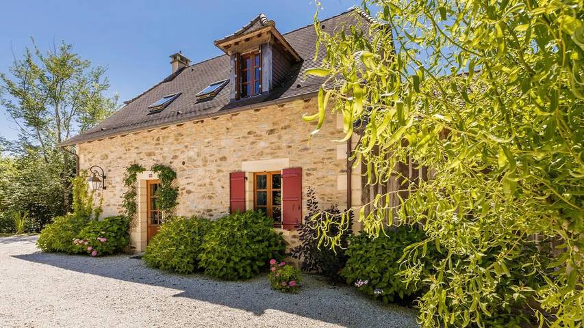 Location de vacances pour 7 personnes, avec piscine et jardin, animaux acceptés à Saint-Médard-d'Excideuil