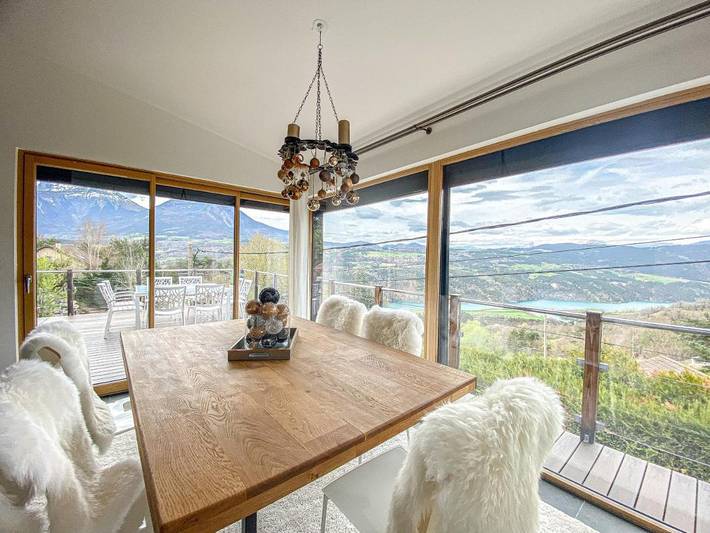 Location de vacances pour 7 personnes, avec Balcon et Terrasse ainsi que Jardin et Vue sur le lac à La Salle-en-Beaumont
