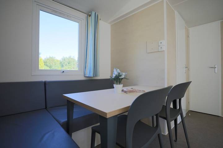 Caravane pour 6 personnes, avec balcon/terrasse ainsi que vue sur le lac et terrasse à Coëx - 3