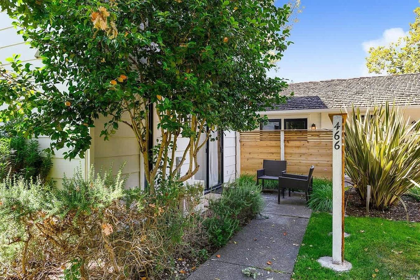 Entire apartment, Elegant Napa Escape   Walk to Wineries   Dining in Napa Valley