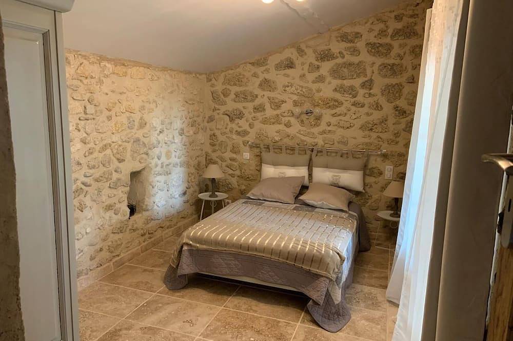 Charming apartment in restored dovecote in 18th century farmhouse with character in Villelaure, Parque natural regional del Luberon