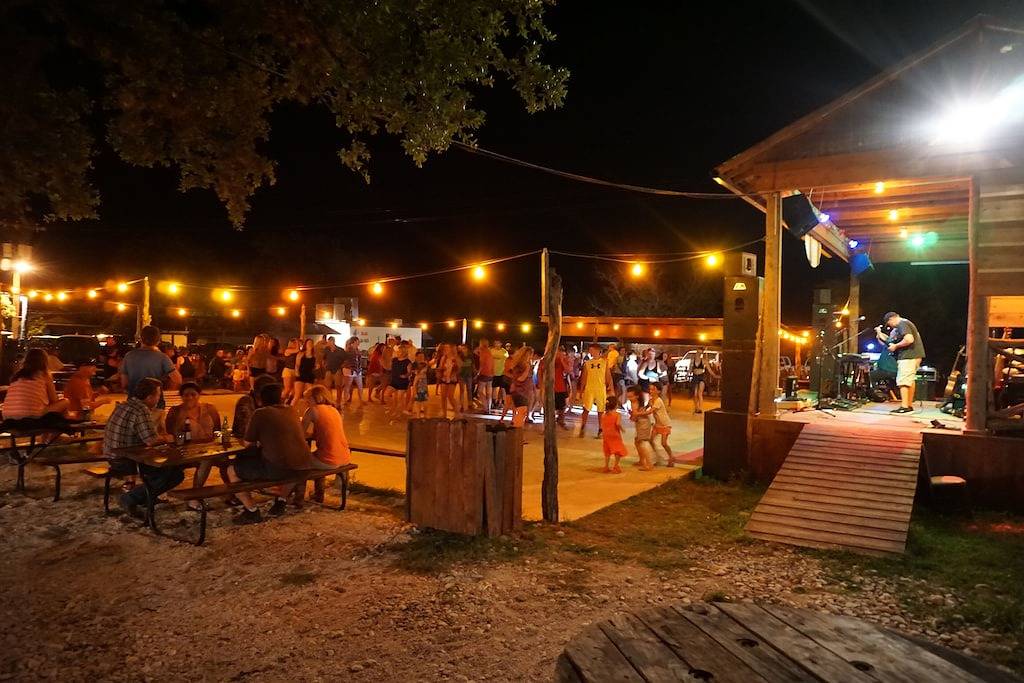 🌻Family-Perfect for 8, Mountain View, *Next to Neal's!* & Riverfront Access! in Concan, Uvalde County