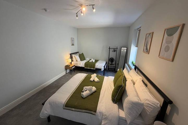 Entire apartment, Central Bolton 3Bed | Free Parking | Walk to Town in Bolton, Greater Manchester