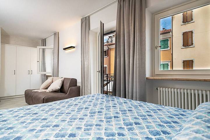 Appartamento intero, Regarda - Baur Suite 1, design nel centro di Bardolino in Spiaggia Punta Cornicello (Bardolino), Bardolino