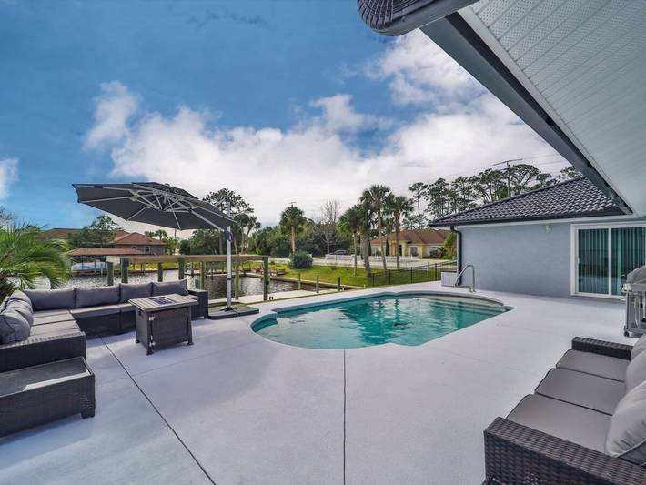 Vacation rental for 9 people, with balcony and yard, kid friendly in Palm Coast