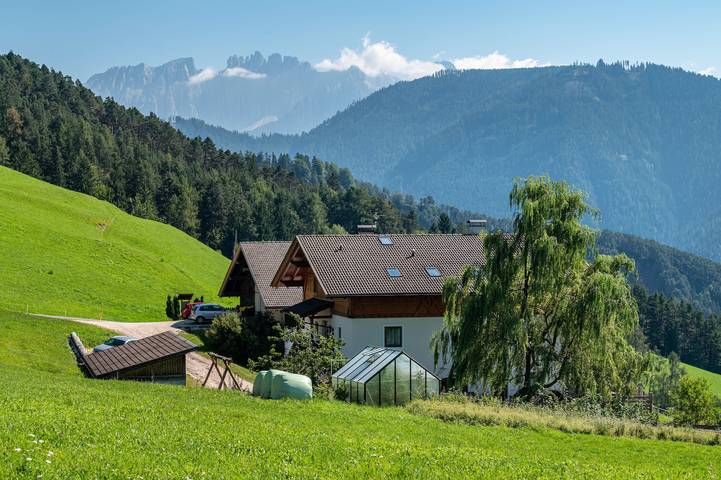 Entire apartment, Holiday Apartment 'Mongaduierhof Apt Tschafon' with Mountain View, Shared Garden & Wi-Fi in Völs am Schlern, Dolomiti Superski