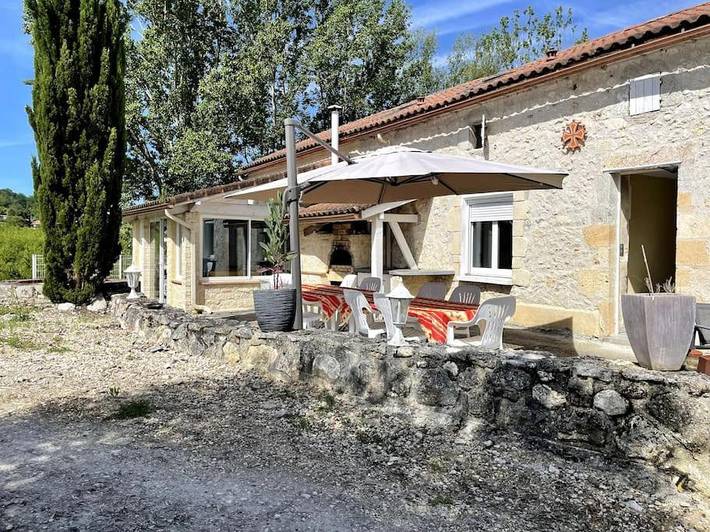 Location de vacances pour 11 personnes, avec terrasse et piscine à Condezaygues