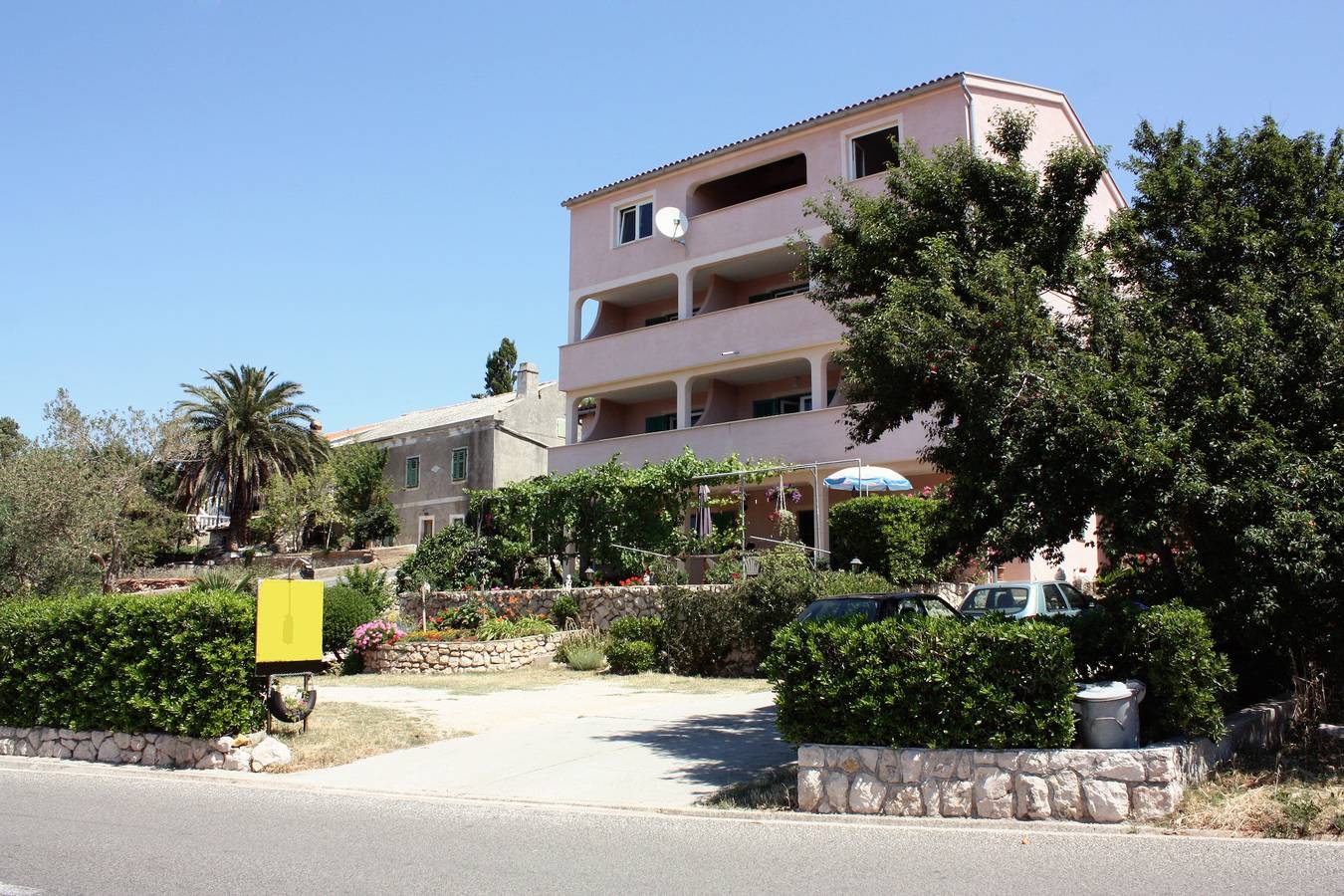 Ganze Wohnung, 2-Zimmer-Ferienwohnung mit Terrasse und Meerblick Barbat, Rab A-5070-b in Kaštel (Barbat), Barbat na Rabu