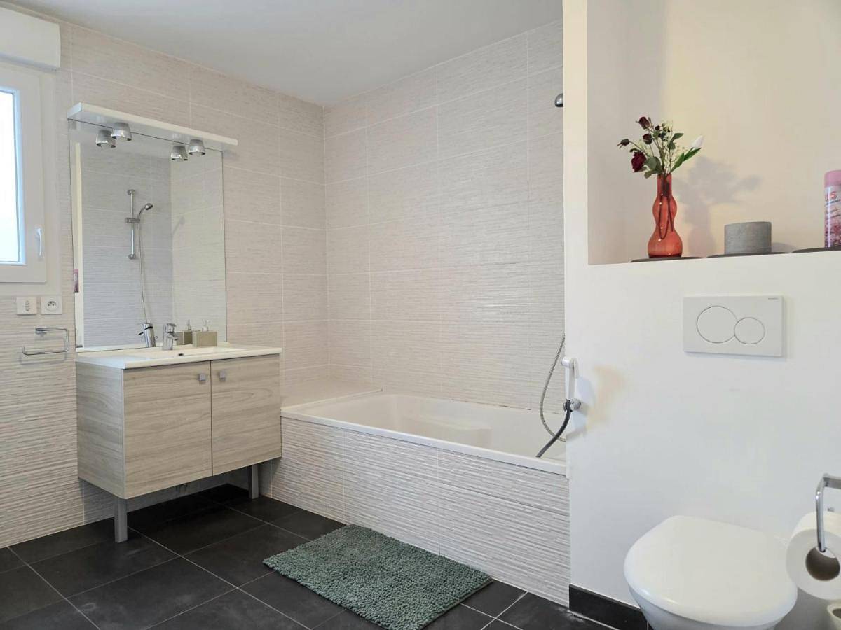 Appartement entier, Four-Bedroom Apartment in Ambilly, Région de Saint-Julien-en-Genevois