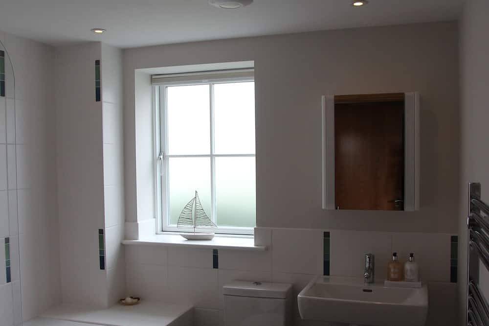 Stunning spacious house incredible views to estuary sleeps 6 pet, near St Mawes in Cornwall