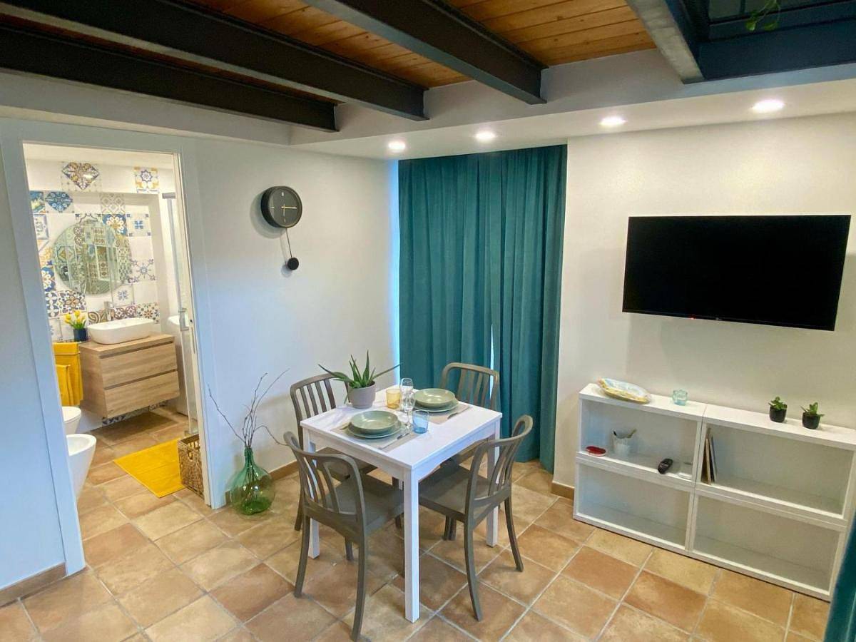 Appartamento intero, One-Bedroom Apartment in Cannizzaro, Aci Castello