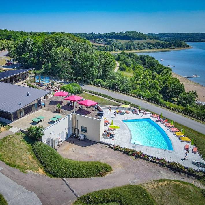 Camping pour 4 personnes, avec Terrasse et Jacuzzi ainsi que Bassin pour enfant et Piscine dans Haute-Marne