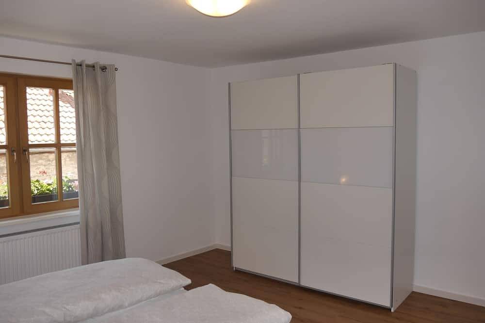 Ganze Wohnung, Gemütliche Ferienwohnung (80 qm) für bis zu 4 Personen mit voll ausgestatteter Küche in Kolitzheim, Fränkisches Weinland