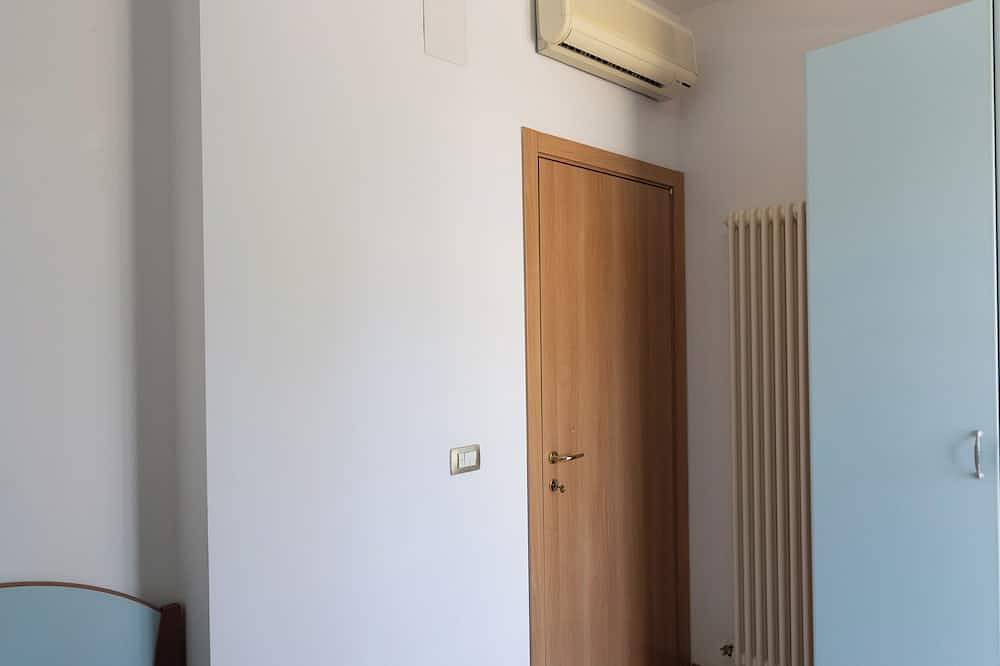 Entire apartment, Felici al Mare - 150 m from the beach with possibility of private parking space in San Benedetto del Tronto, Riviera delle Palme