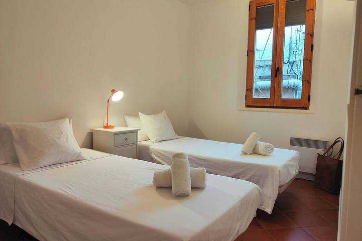 Entire apartment, R.G. Central , Tranquil 1Br apt. 2Beds. La Rambla! in Barcelona Centre, Barcelona