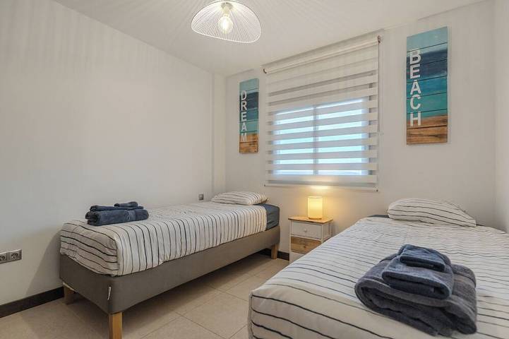 Apartamento entero, Nuevo !!! Apartamento de lujo, terraza de 32 m2 al sol, vista a la piscina in Playa Paraíso, Adeje
