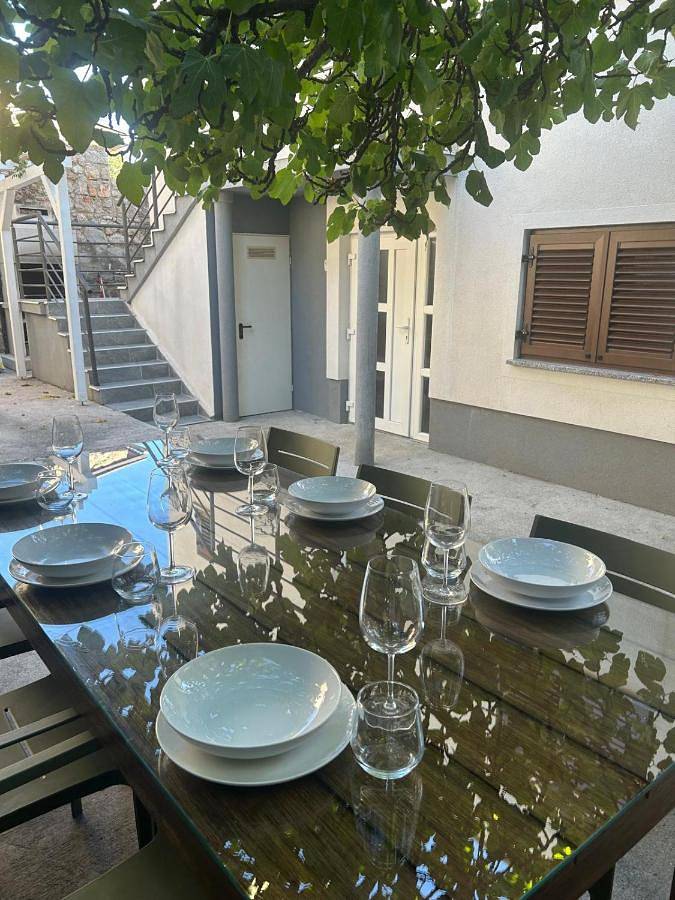 Ferienhaus für 9 Personen, mit Ausblick und Garten in Karlobag - 2