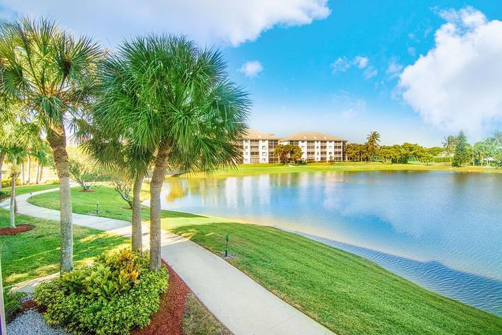 Vacation rental for 6 people, with balcony and yard as well as pool and hot tub in Jupiter