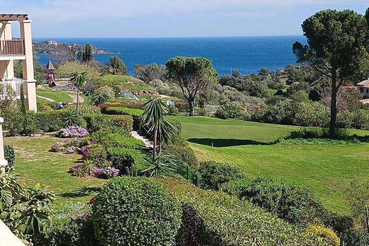 Gîte pour 4 personnes, avec jardin et bassin pour enfant ainsi que terrasse et piscine, animaux acceptés dans Golf De Cap Esterel