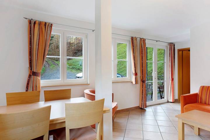 Ganze Wohnung, Ferienwohnung 'Kirschblüte' mit Bergblick, Gemeinschaftspool und Wlan in Wolfach, Mittlerer Schwarzwald