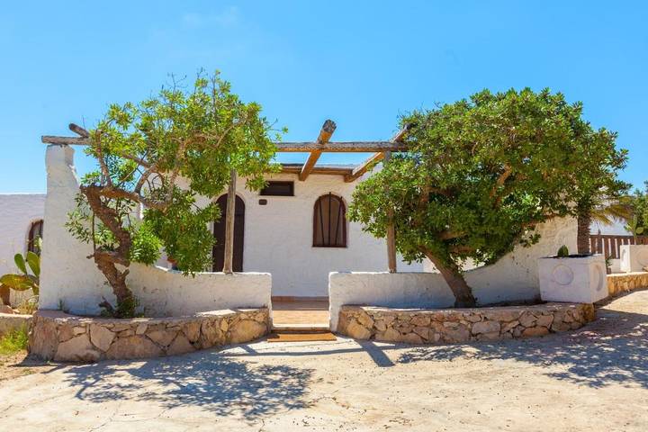 Location de vacances pour 4 personnes, avec terrasse ainsi que jardin et vue dans Lampedusa - 3