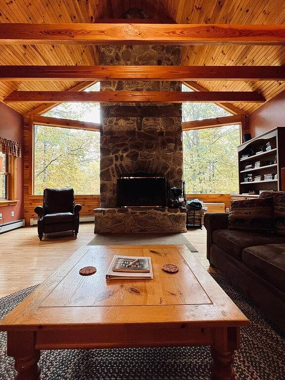 Kundenspezifisches Ferienhaus mit weitläufigen Unterhaltungsmöglichkeiten im Freien sowie einer Bootsrutsche in Newbury (NH), Lake Sunapee