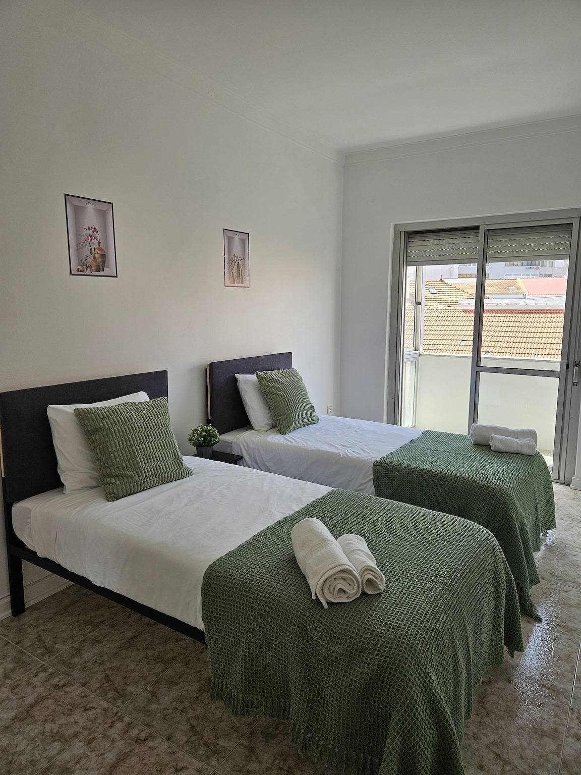 Ganze Wohnung, Ferienwohnung für 6 Personen mit Garten in Almada, Halbinsel von Setúbal