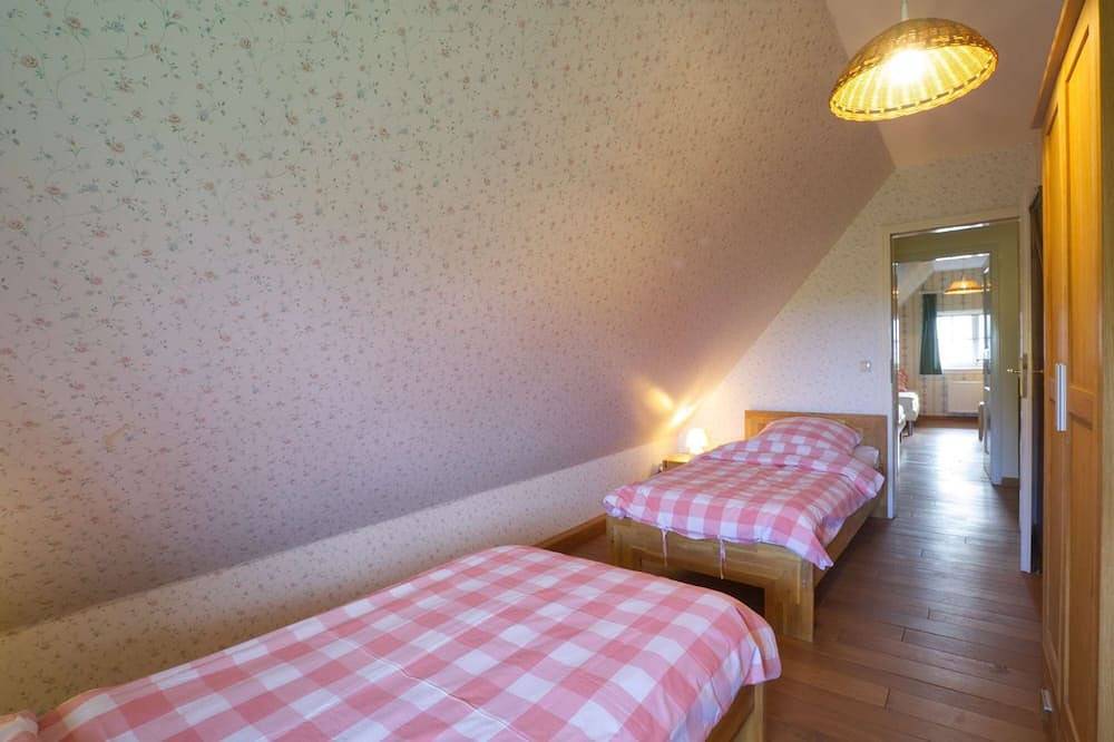 Thatched cottage with large garden and fireplace in Alt Steinhorst, Marlow