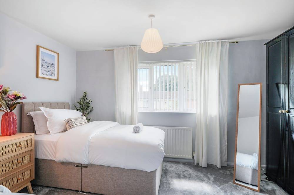 Charming 3-Bedroom Townhouse with Coastal Elegance in Stevenage, Hertfordshire