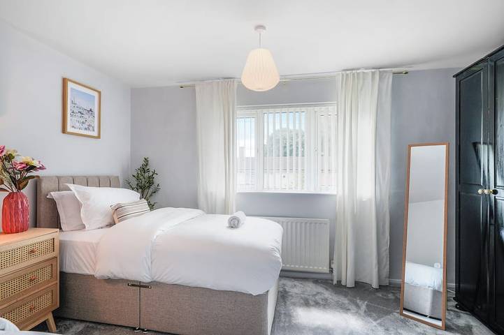Charming 3-Bedroom Townhouse with Coastal Elegance in Stevenage, Hertfordshire