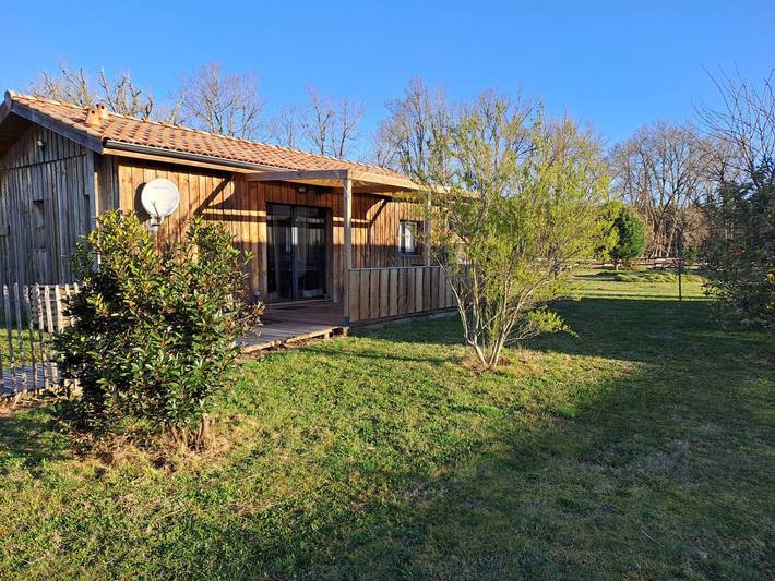 Gîte pour 4 personnes, avec jardin ainsi que terrasse et piscine