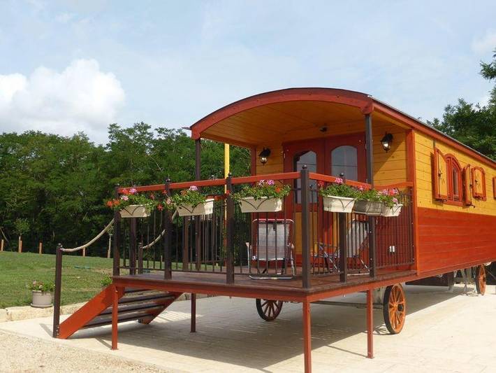 Location de vacances pour 4 personnes, avec Terrasse ainsi que Jardin et Piscine à Brianny