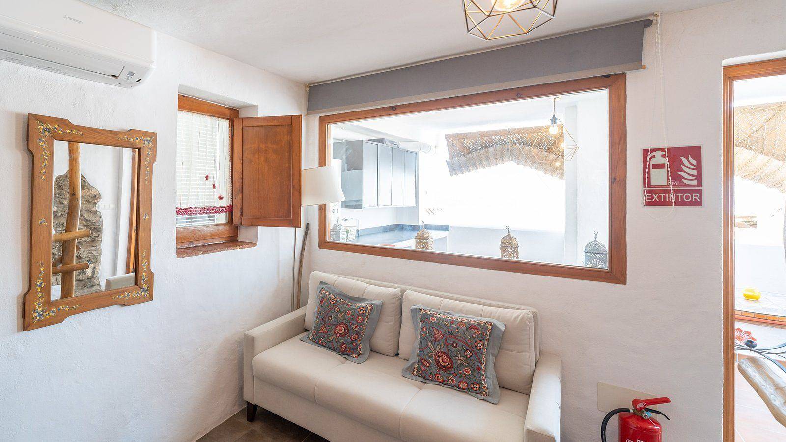Villa confortable avec lave-linge, baignoire et climatisation - près du centre-ville et de la rivière in Genalguacil, Province de Málaga