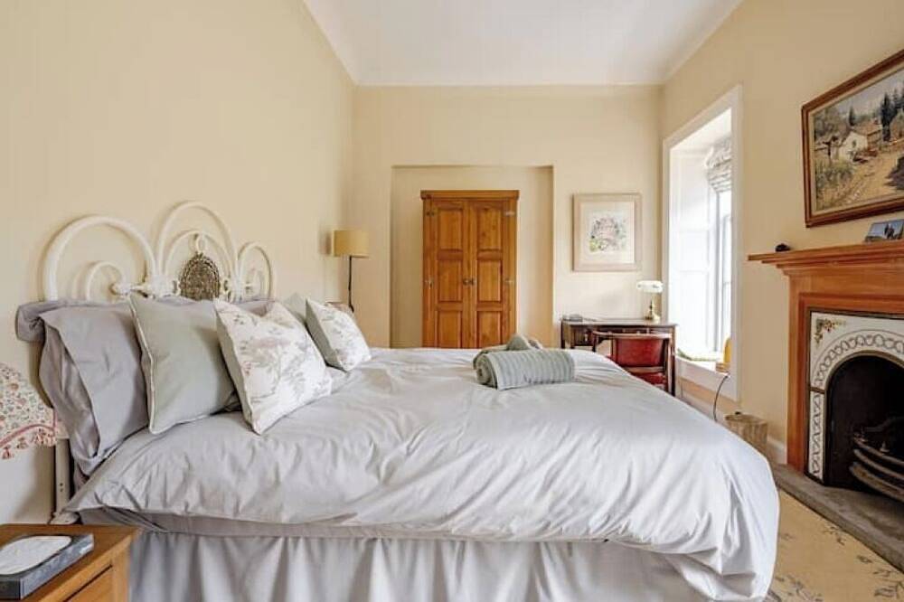 The Lake Room 40 mins Edinburgh, 10 mins Loch Leven, 25 mins Sterling Castle in Perthshire