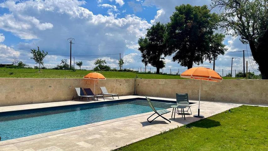 Gîte pour 4 personnes, avec jardin et piscine ainsi que vue et terrasse dans Vaumas - 2