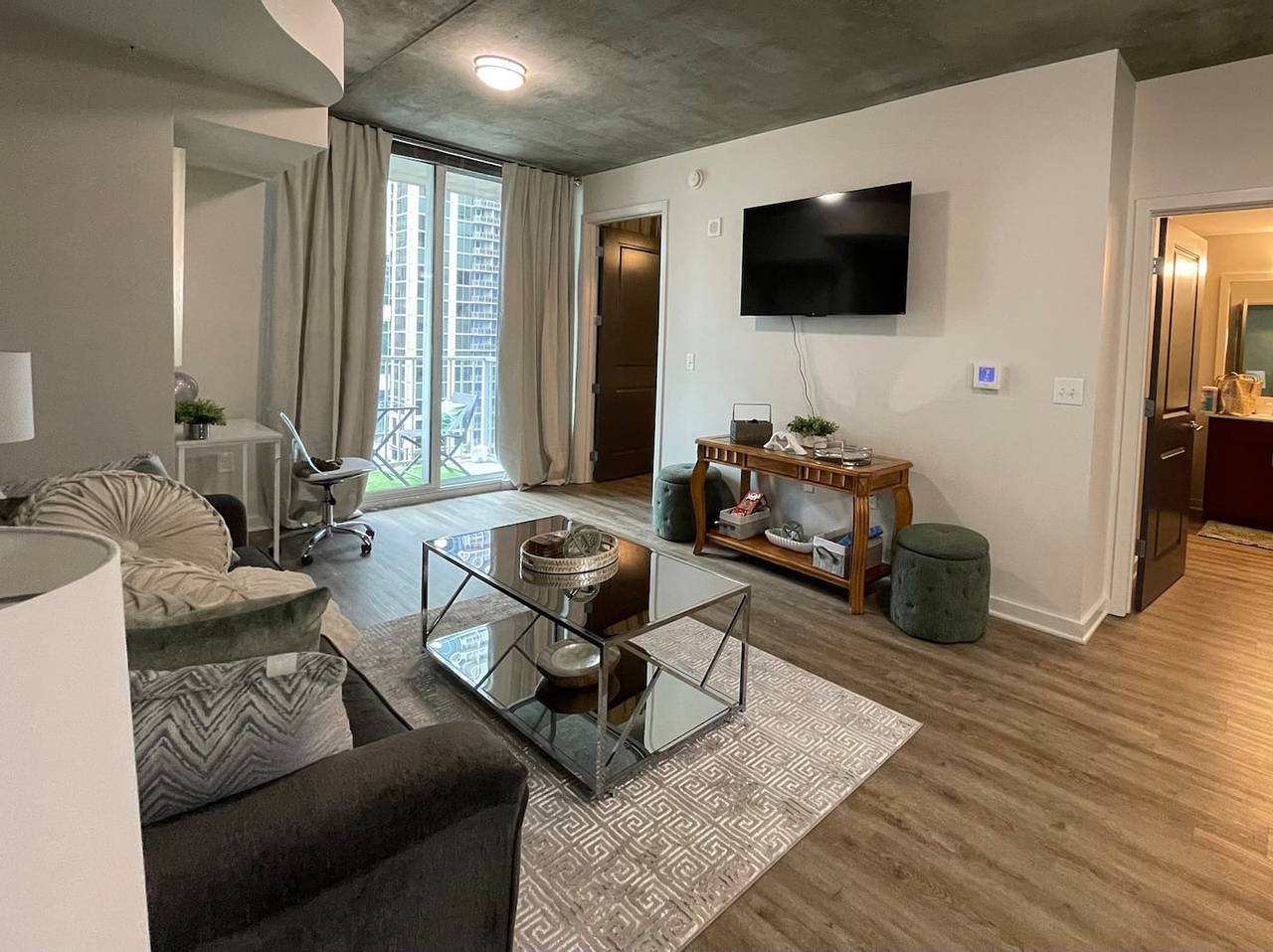 Apartamento entero, Modern Midtown Retreat Views + Rooftop Pool in Atlanta, Condado de Fulton