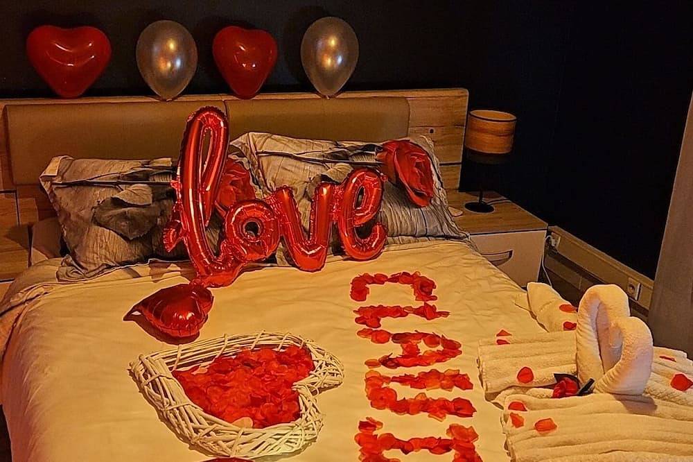 The unexpected Love Room with Jacuzzi in Gardanne, Region de Aix-en-Provence