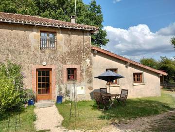 Gîte pour 4 personnes, avec terrasse et vue à Availles-Limouzine