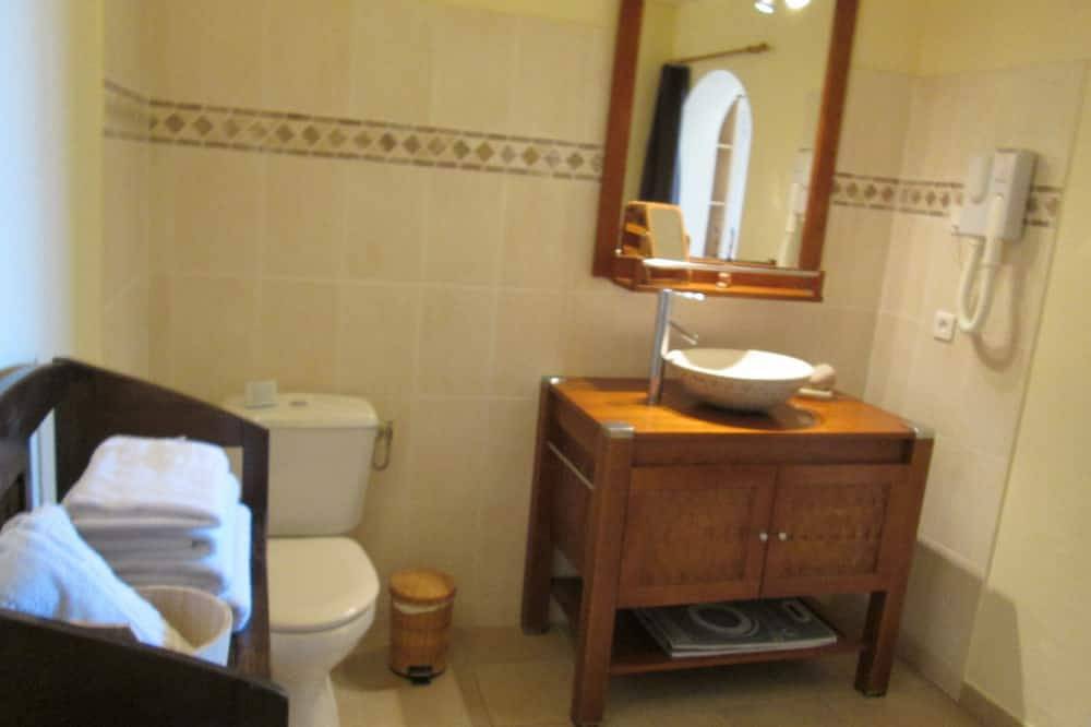 Ganze Wohnung, Charmantes Haus in einer Villa mit Charakter mit Blick auf das Meer in Conca, Sartène und Umgebung