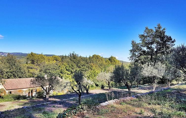 Acogedor apartamento con piscina, aparcamiento y WiFi in Callas, Region de Draguignan