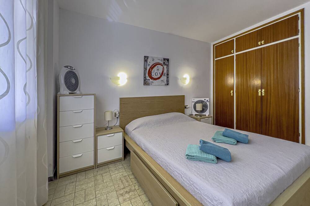 Apartamento entero, Apartamento en el Paseo Marítimo a 3 min de la playa, piscina comunitaria, wifi gratis, excelente ubicación, bares, restaurantes  y tiendas. Vivalidays Luis. in Santa Susana, Costa del Maresme