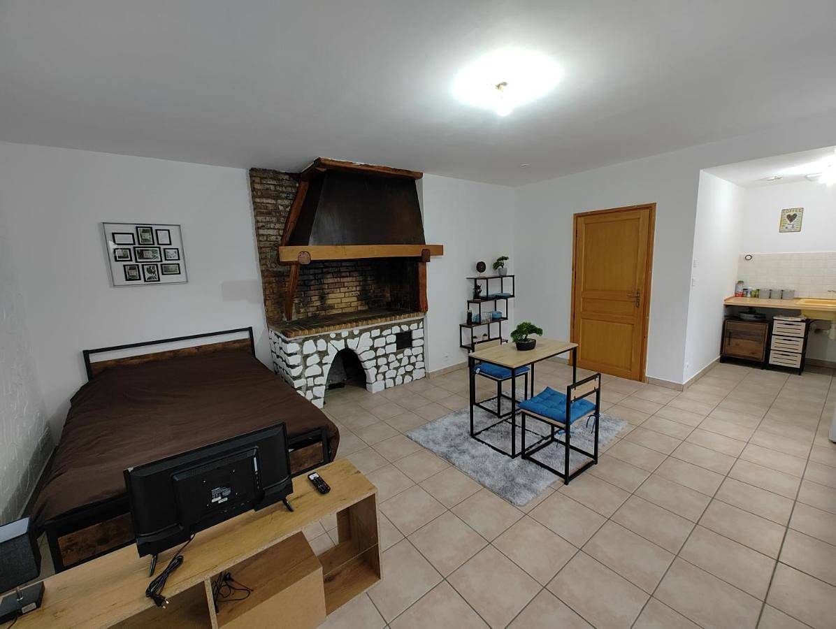 Appartement entier, One-Bedroom Apartment in Pont-de-l'Arche, Région de Les Andelys