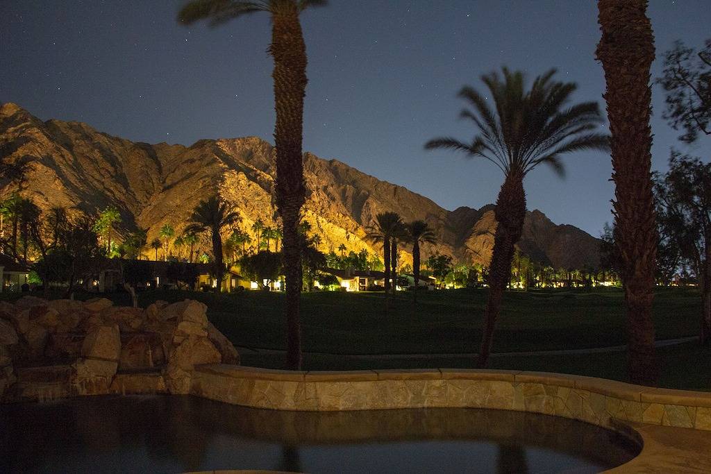 Luxuriöse Wüstenoase, Nachtbeleuchtung mit Berg- und Golfblick, Salzwasserpool und Spa in La Quinta (CA), Coachella Valley