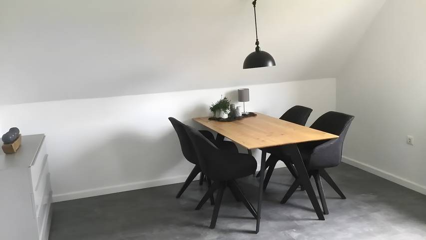 Modern Apartment with Balcony, Parking & Ev Charger in Quiet Location – Up to 4 Guests – Bad Oeynhausen