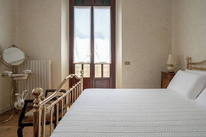 Villa Cecilia - luxurious and elegant liberty lakefront villa in Sulzano, Catena Bresciana Occidentale