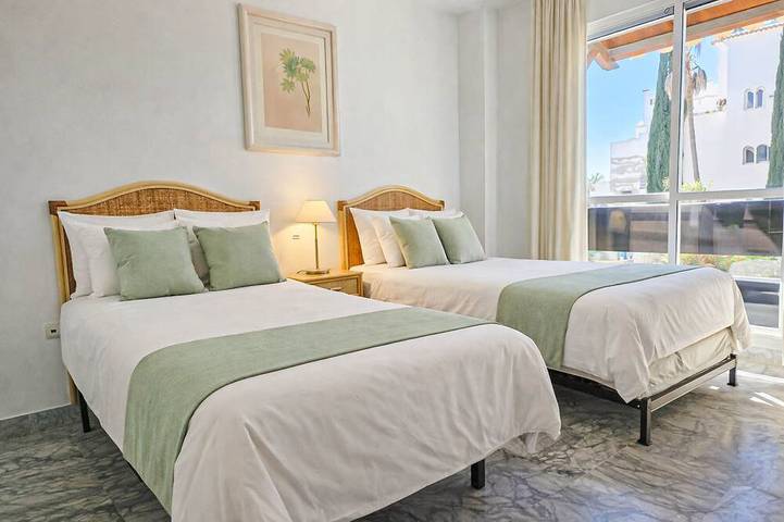 Hel lejlighed, Puerto Banus, 400 metres to the Beach in Marbella West, Marbella