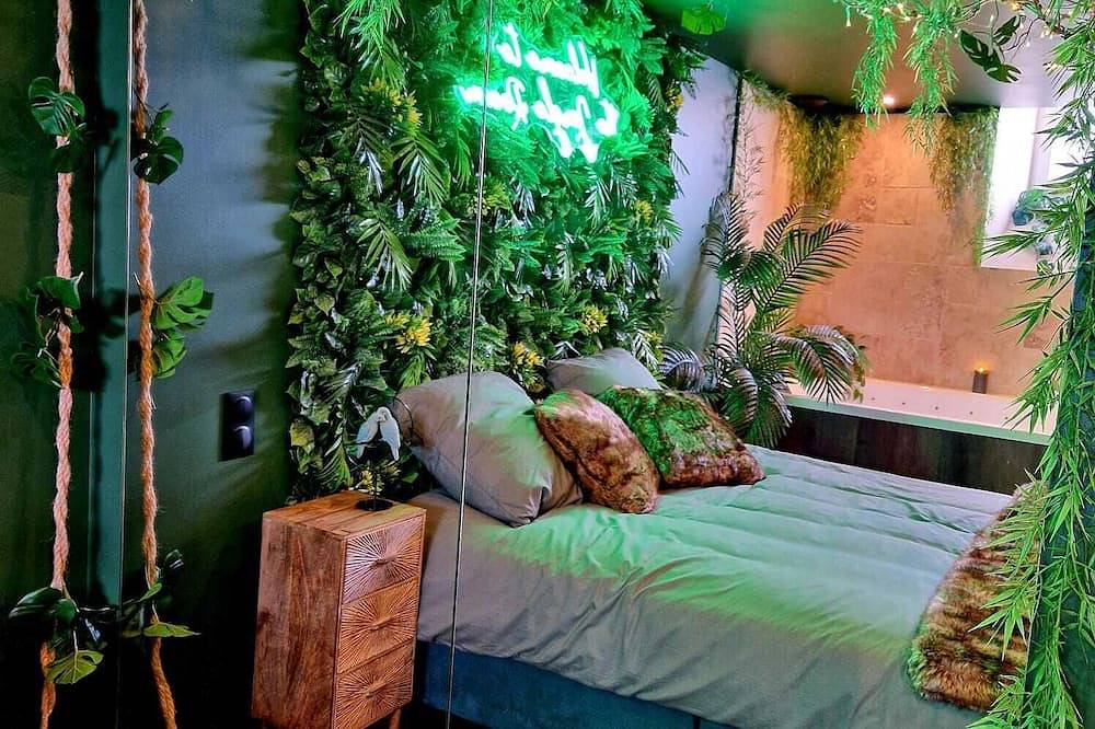Entire apartment, Tropical escape Suite Jungle Room in Thiers, Livradois-Forez Regional Nature Park