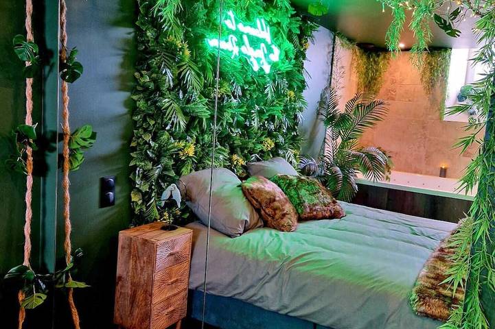 Appartement entier, Évasion tropicale Suite Jungle Room in Thiers, Parc Naturel Régional Livradois-Forez
