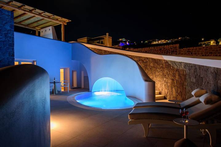 Villa with pool for 4 people, with balcony and ocean view in Santorini