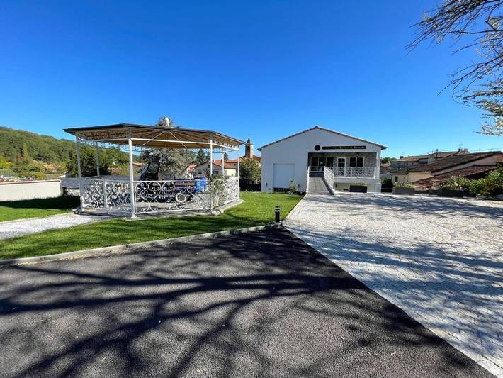Gîte pour 2 personnes, avec Terrasse et Jacuzzi ainsi que Jardin et Piscine à Rieux-de-Pelleport